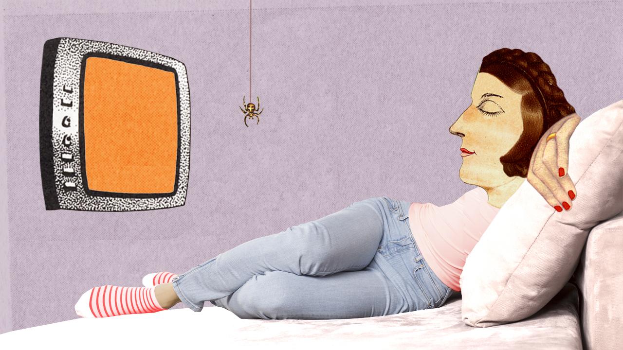 Illustration af kvinde, der ligger på seng og ser TV i rosa nuancer. 