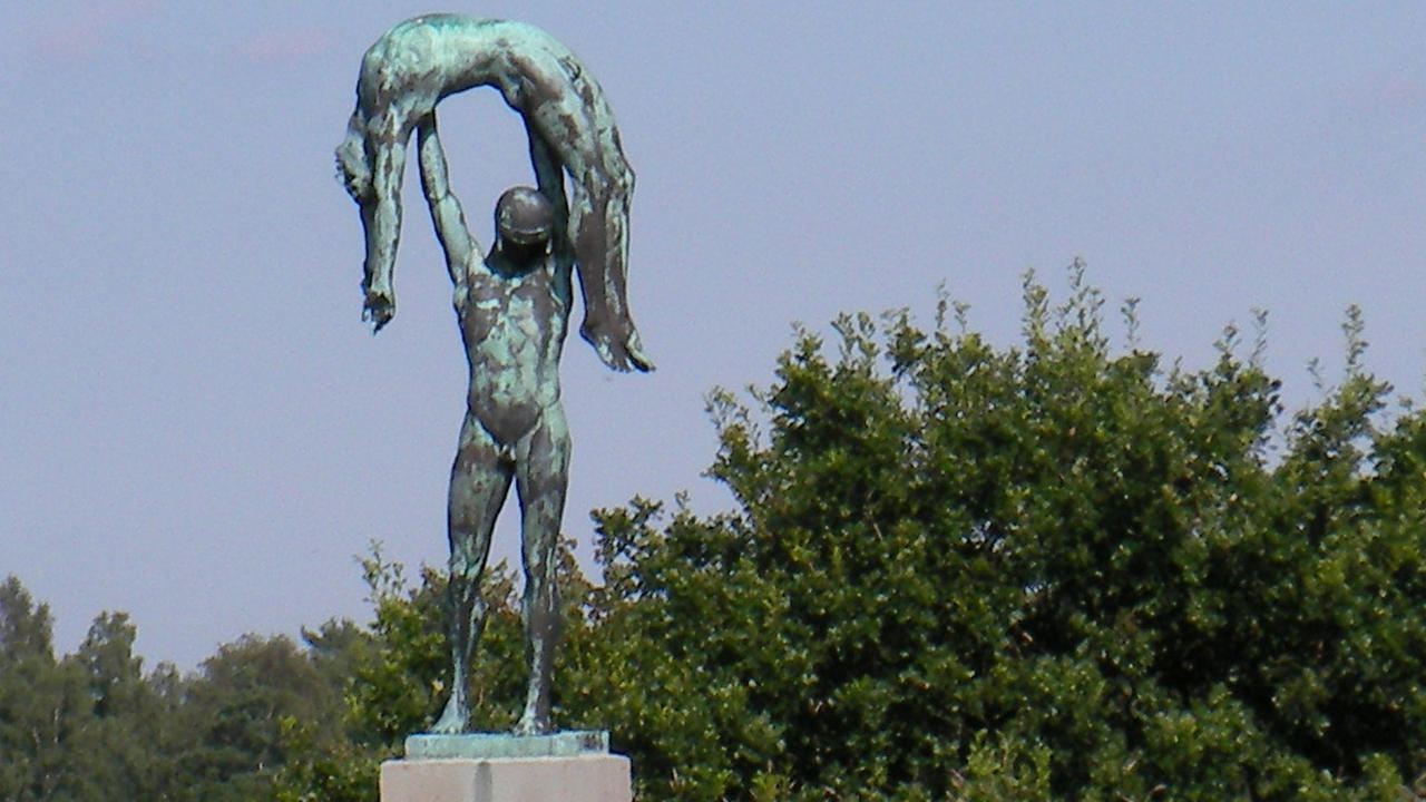 Skulptur af Rudolph Tegner i statuepark ved Dronningmølle