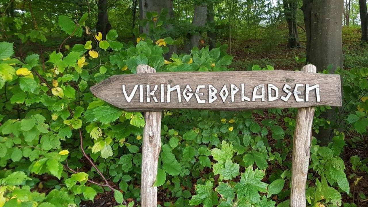 Skilt ved vikingebopladsen ved Frederikssund