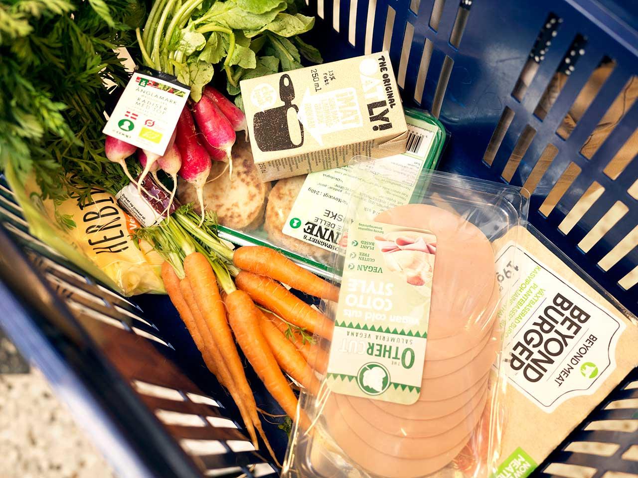 Irma-indkøbskurv med vegetariske og veganske varer. Foto: Pernille Ringsing