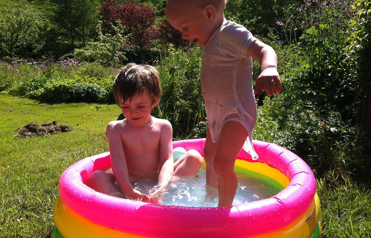 2 drenge på 2 og 3 år bader i haven