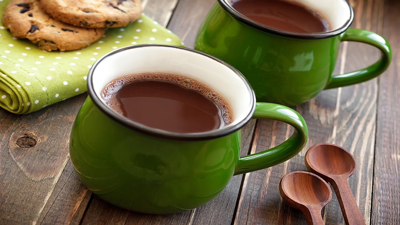 to kopper kakao på et bord