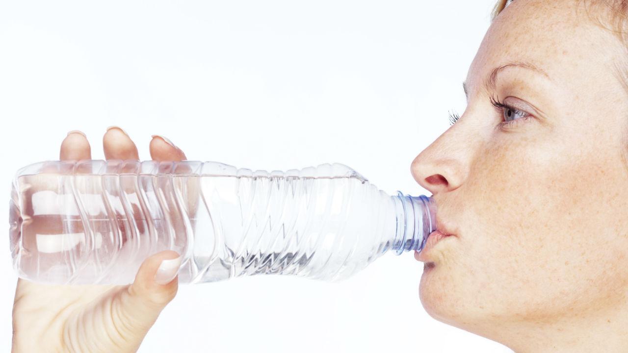 Kvinde drikker af vandflaske 